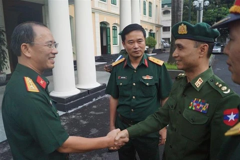 越南与缅甸青年加强军官经验交流