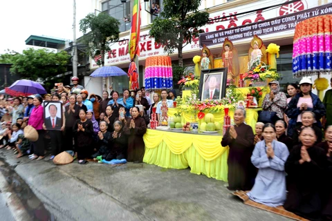 宁平省人民冒雨迎接陈大光主席灵车回到家乡（组图） 