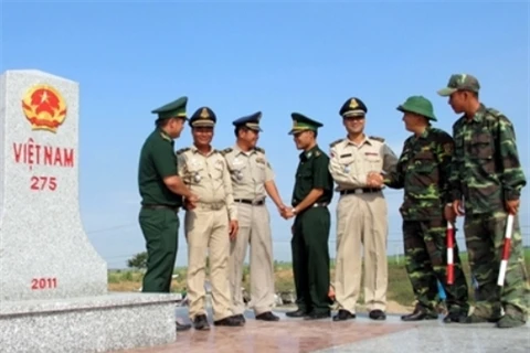 安江省边防部队和柬埔寨边保力量联合展开界碑检查活动（图片来源：人民军队报）