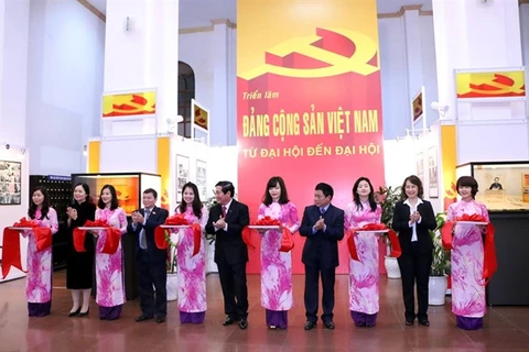  “越南共产党——从大会走向大会”资料图片展开幕式（图片来源：越南农业报）