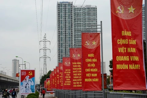 河内市主要街道挂满迎接越共十二大的横幅标语（图片来源：人民报网）