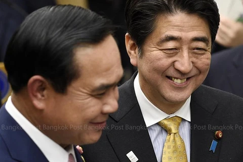 附图：泰国总理巴育与日本首相安倍晋三。（图片来源：www.bangkokpost.com）