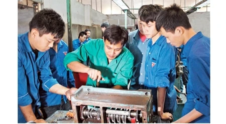 为劳动者提供职业技能培训​（图片来源：越南人民报）