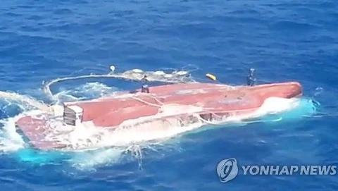 被翻扣的韩国渔船