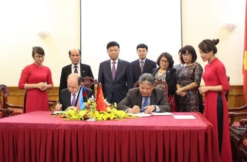 越南司法部部长何雄强同阿塞拜疆司法部部长马马多夫签署合作协议
