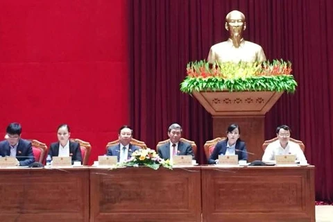 越共中央政治局委员、中央书记处常务书记丁世兄与和平省选民接触