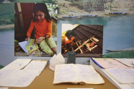 “与自然灾害共处--越南女子毅力的故事”的图片实物展
