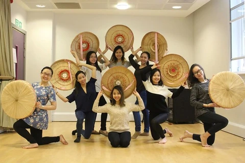 伦敦大学学院越南留学生为2016年越南文化节做好准备