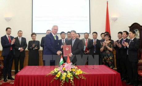 匈牙利司法部部长特罗查尼·拉斯洛和越南最高人民检察院院长张和平签署《越南与匈牙利刑事司法协助协定》