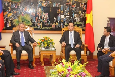 越南公安部长陈大光大将与俄罗斯联邦安全局科学技术处处长费迪索夫安德烈上将。