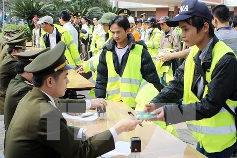 附图：越南劳工正在办理出境手续