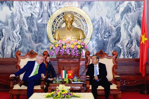 越共中央政治局委员、越南最高人民法院院长张和平与匈牙利司法部部长特罗查尼·拉斯洛