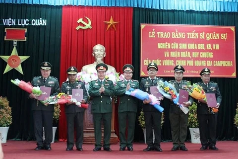 向柬埔寨皇家军队研究生颁发军事博士文凭