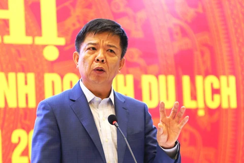 广平省人民委员会主席阮友怀在会议上发表讲话