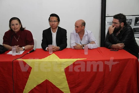 阿根廷—越南文化研究院院长波尔迪•索萨在座谈会上发表讲话