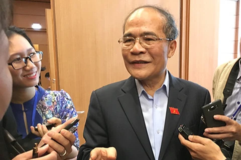 越南国会主席阮生雄在回答记者的采访