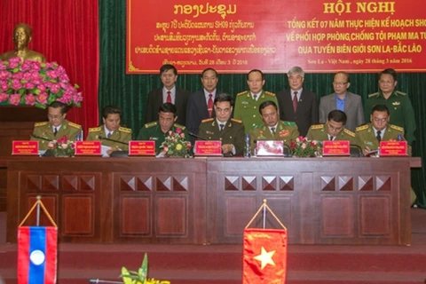 越南公安部副部长黎贵旺同各位代表出席会议
