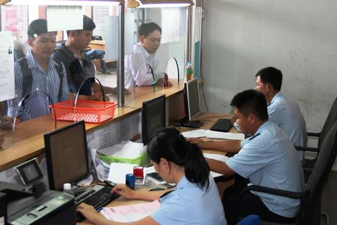 人们在西宁省木牌国际口岸办理通关手续