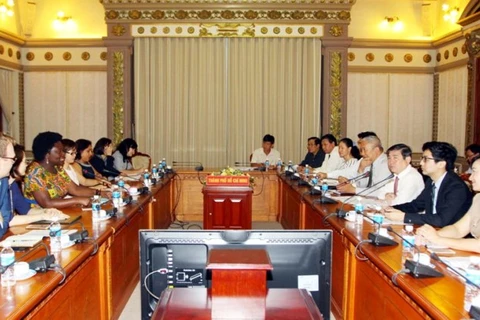 胡志明市人民委员会主席阮成锋会见世界银行驻越南代表处首席代表维多利亚·克瓦