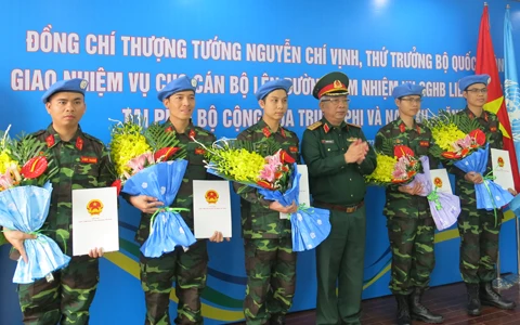 即将前往中非和南苏丹执行联合国维和任务的越南五名军官