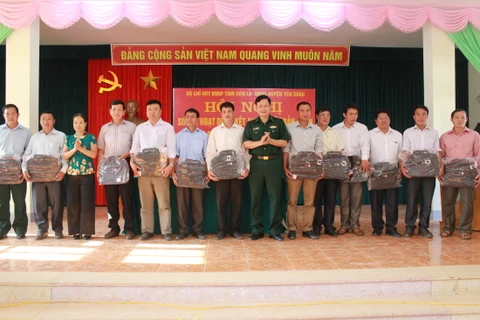 越南山罗省边防部队指挥部向各友好村寨代表赠送礼物