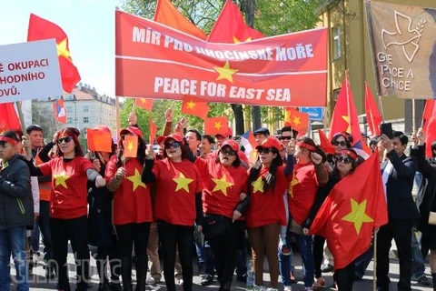 旅居捷克越南人社团向中国驻捷克大使馆递交抗议书