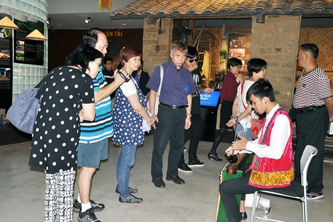 游客们参观广宁省博物馆