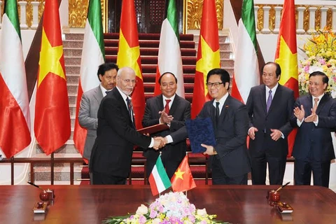 阮春福总理与谢赫•贾比尔•穆巴拉克•哈马德•萨巴赫首相共同见证两国各项协定签署仪式