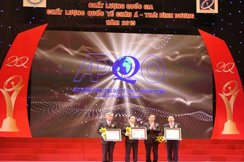 越共中央经济部部长阮文平（左三）向全球卓越绩效奖获奖企业颁发奖状