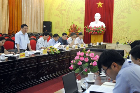 河江省人委会副主席阮明进在会议上发表讲话。