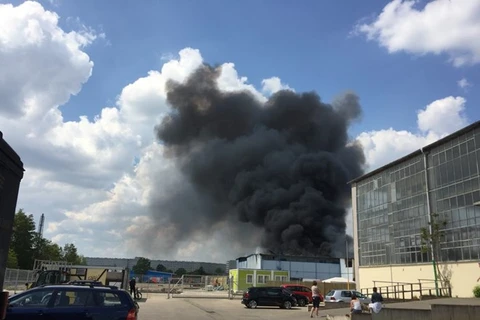 德国柏林同春贸易中心仓库火灾现场浓烟滚滚