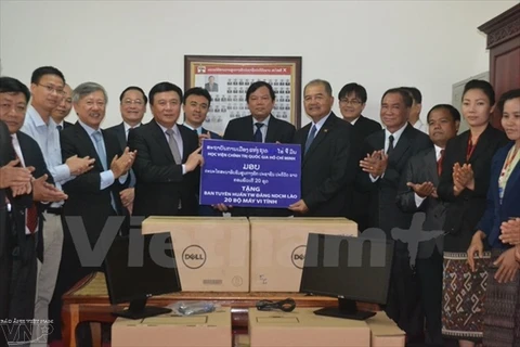 越南胡志明国家行政学院向老挝人民革命党中央宣训部赠送20套电脑
