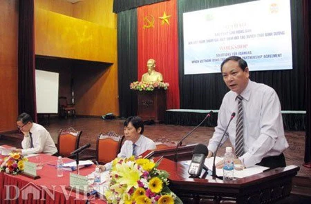 越南农民协会常务副主席辽武调在会上发言。