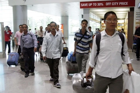 附图：在外就业的越南劳工回国