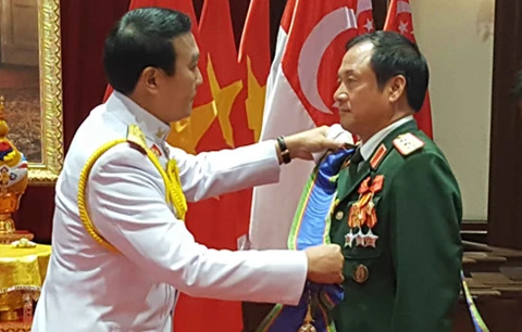 泰国国防部副部长武东德·西达布上将向越南人民军总政治局副主任方明和上将颁授一等泰皇冠勋章