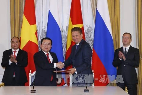 阮春福总理出席越南国家油气集团与俄罗斯天然气工业股份公司合作备忘录签字仪式