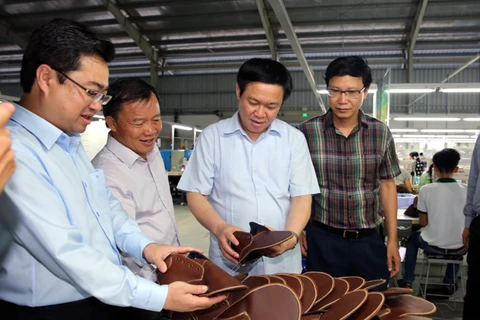 王廷惠副总理走访坚江中密度纤维胶木板厂