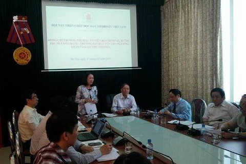 越共中央民运部部长张氏梅与越南橙色剂受害者协会举行会议