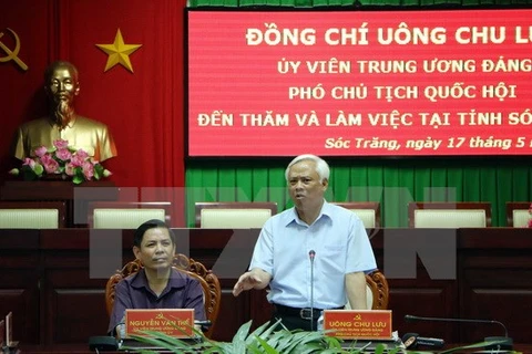 越南国会副主席汪周刘在会议上发表讲话