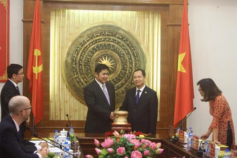 清化省委书记郑文战（右）与文莱王子卡维握手。