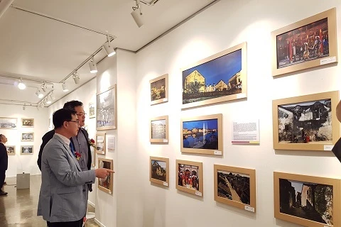 韩国文化中心经理朴纳钟观看展会上的图片