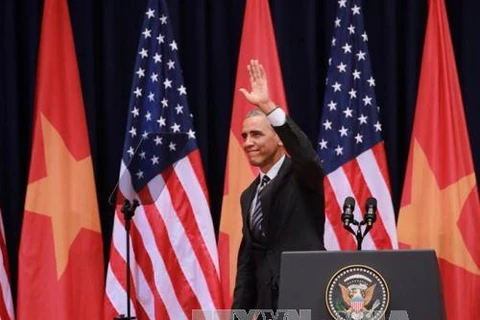 奥巴马总统在美停国家会议中心向大家挥手