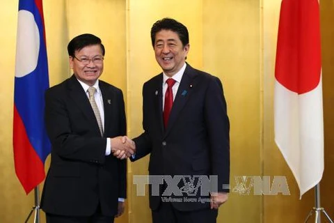日本首相安倍普三会见老挝政府总理通伦·西苏里