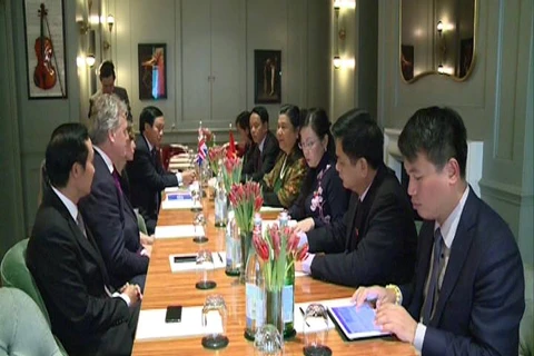 越南国会副主席丛氏放会见英国伦敦市领导。
