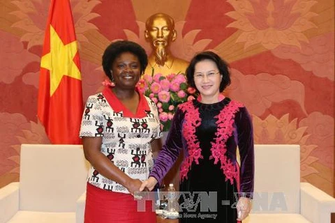 越南国会主席阮氏金银与世行驻越首席代表维多利亚·克瓦