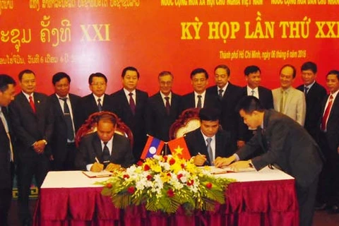 越南政府特别工作委员会主任黎瞻中将与老挝政府特别工作委员会主任威莱签署第21次会议备忘录