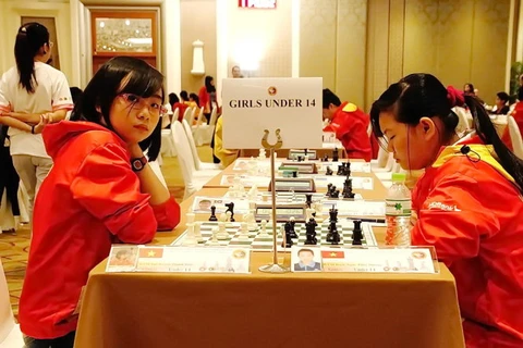越南棋手白玉翠杨（左边）