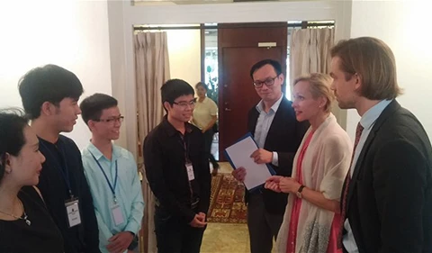 瑞典驻越南大使卡米尔拉·米兰德女士与获奖者