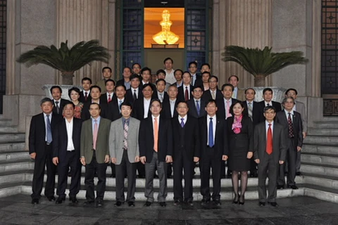 越共中央内政部与越南国家银行党组干事会的与会代表合影留念