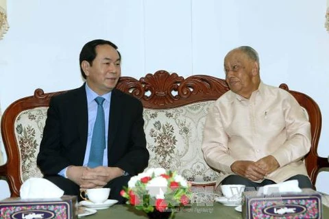 越南国家主席陈大光与前老挝国家主席坎代·西潘敦亲切交谈